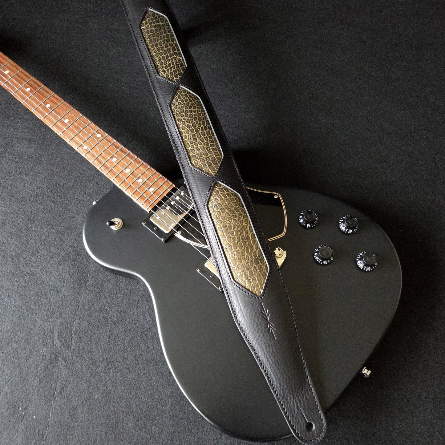 GS59 Cutaway Guitar Strap